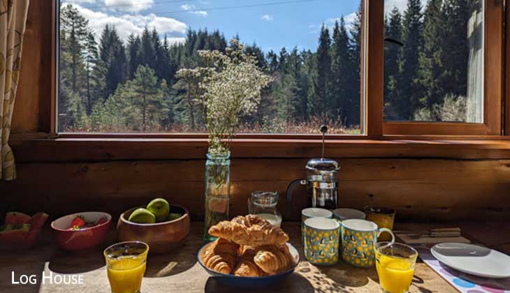 Enjoying breakfast in a cosy Log cabin - Log House, Auchterawe